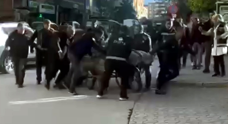 Arabasını zabıtaya vermemek için direndi