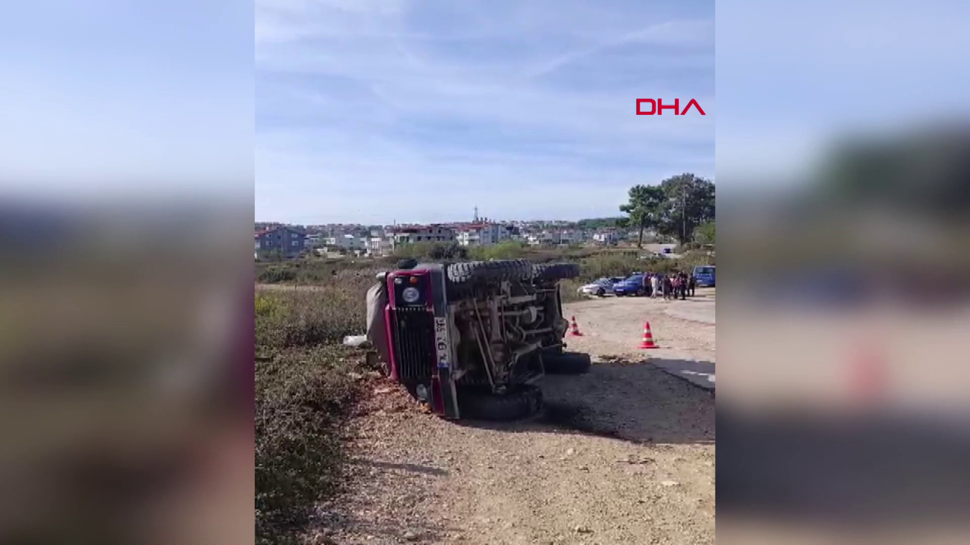 Safari aracı devrildi