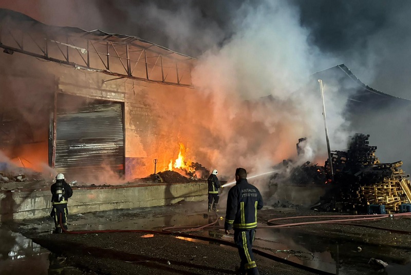 Antalya'da paketleme fabrikasında yangın