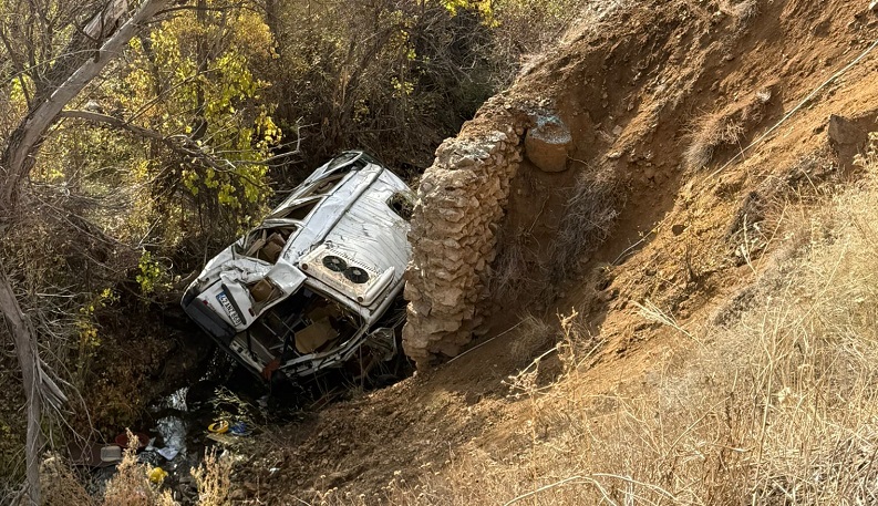 Öğrenci servisi uçuruma yuvarlandı
