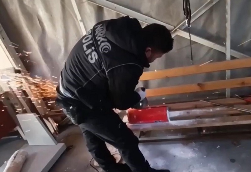 Uyuşturucuyu yangın tüpüne gizlemişler