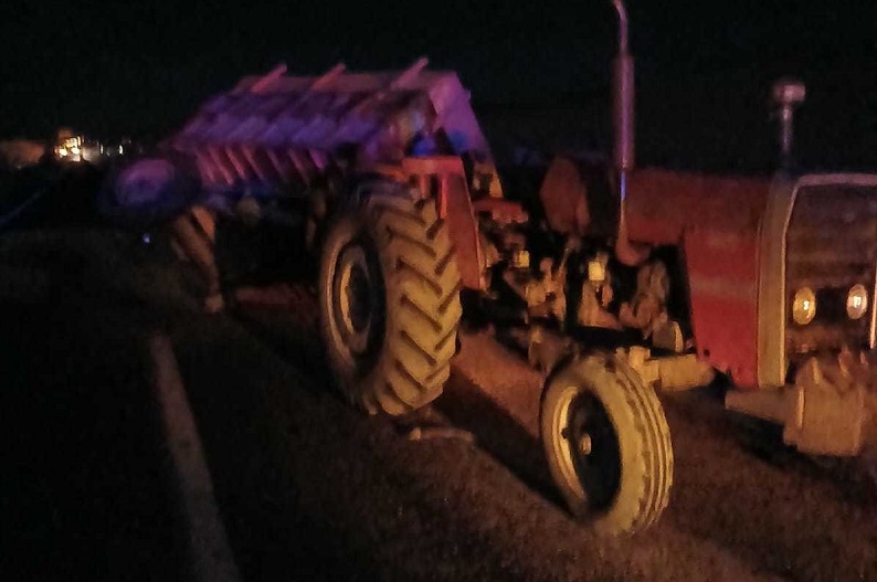 Otomobil traktöre çarptı: 1 ölü 3 yaralı