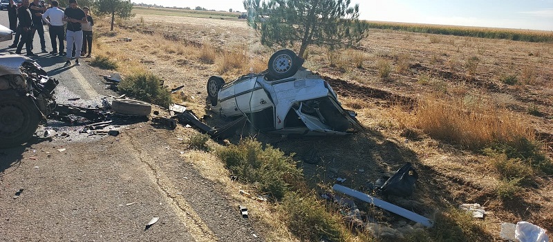 Otomobiller kafa kafaya çarpıştı