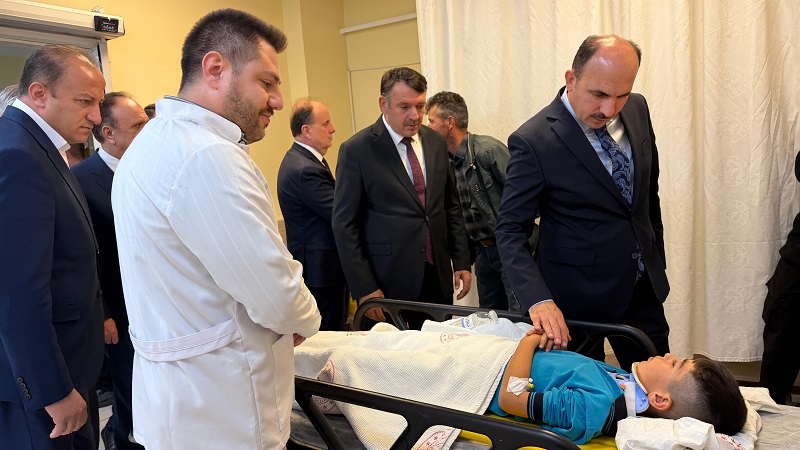 Altay yaralanan öğrencileri ziyaret etti