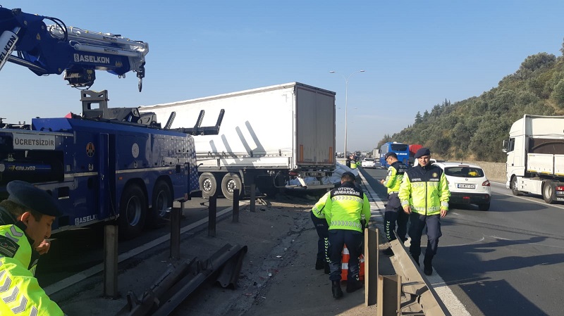 Karşı yöne geçen TIR 3 araçla çarpıştı