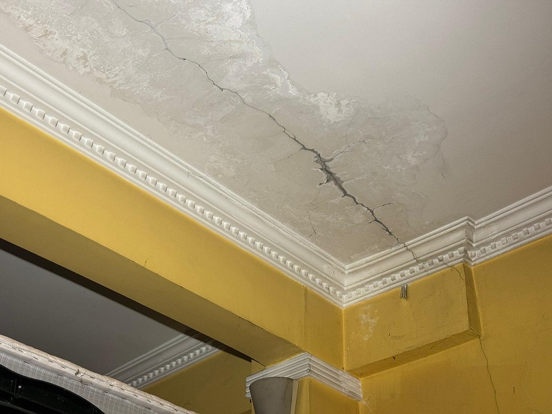 Kolonlar çatlayınca evleri tahliye ettiler