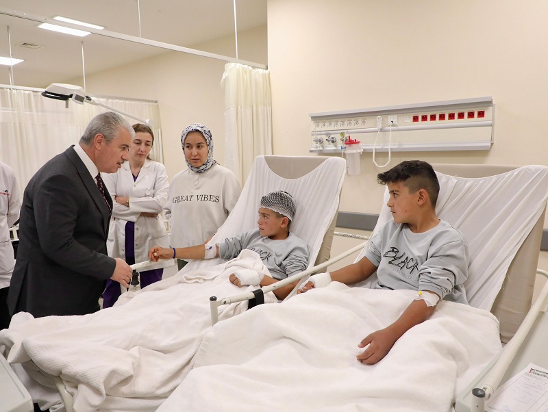 Vali Akın yaralı öğrencileri ziyaret etti