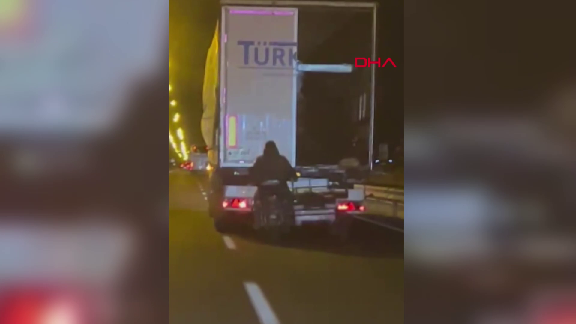 Hareket halindeki tırdan koyun çaldılar