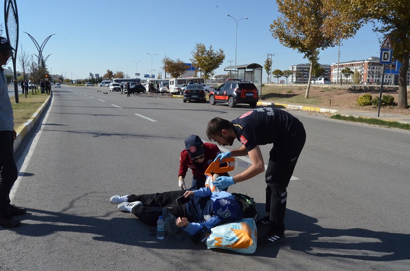 Yaya geçidinde otomobil çarptı