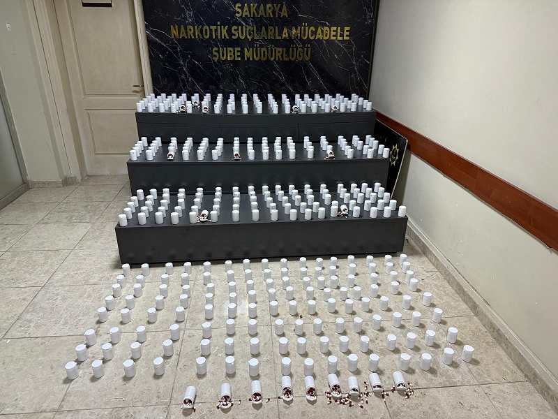 Otomobilde 25 bin uyuşturucu hap ele geçirildi