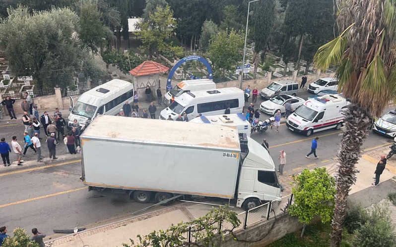 Minibüs ile kamyon çarpıştı  22'si öğrenci, 23 yaralı