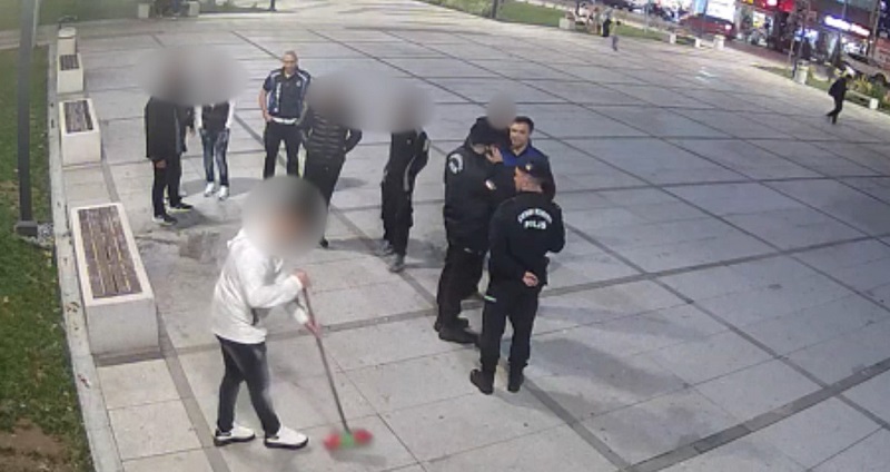 Attıklarını temizleyip ceza ödediler