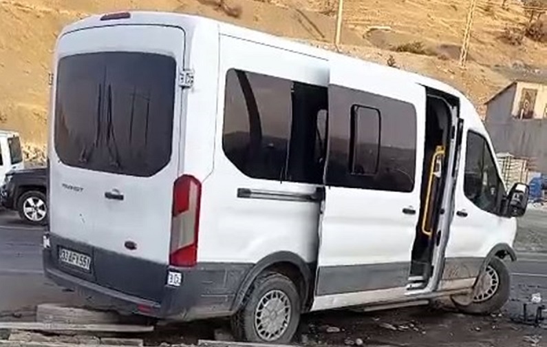 Servis minibüsü ile hafif ticari araç çarpıştı