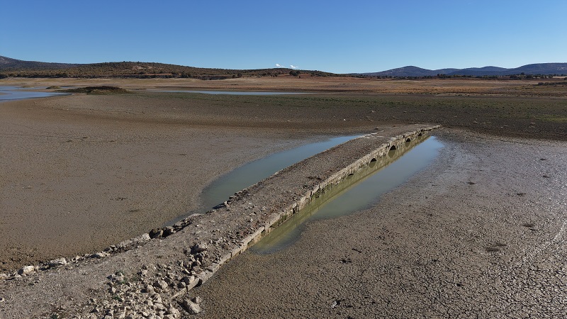 Sular çekilince köprü ortaya çıktı