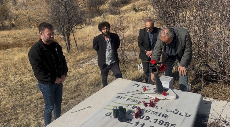 DHA muhabiri Cem Emir mezarı başında anıldı