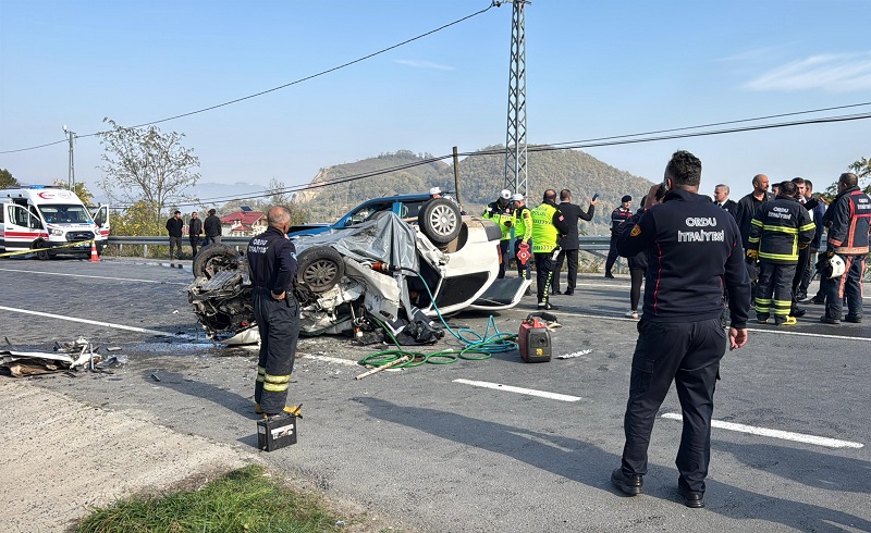 Ehliyetsiz sürücünün kullandığı otomobille kamyonet çarpıştı