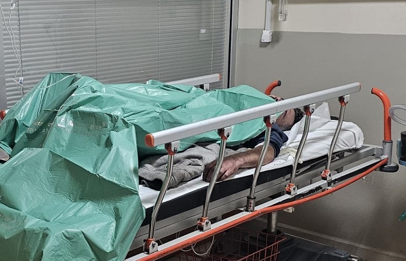 Isınmak için yaktığı ateş kıyafetlerini tutuşturdu