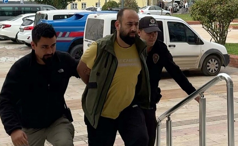 Saygı duruşunda bulunanlarla alay etti