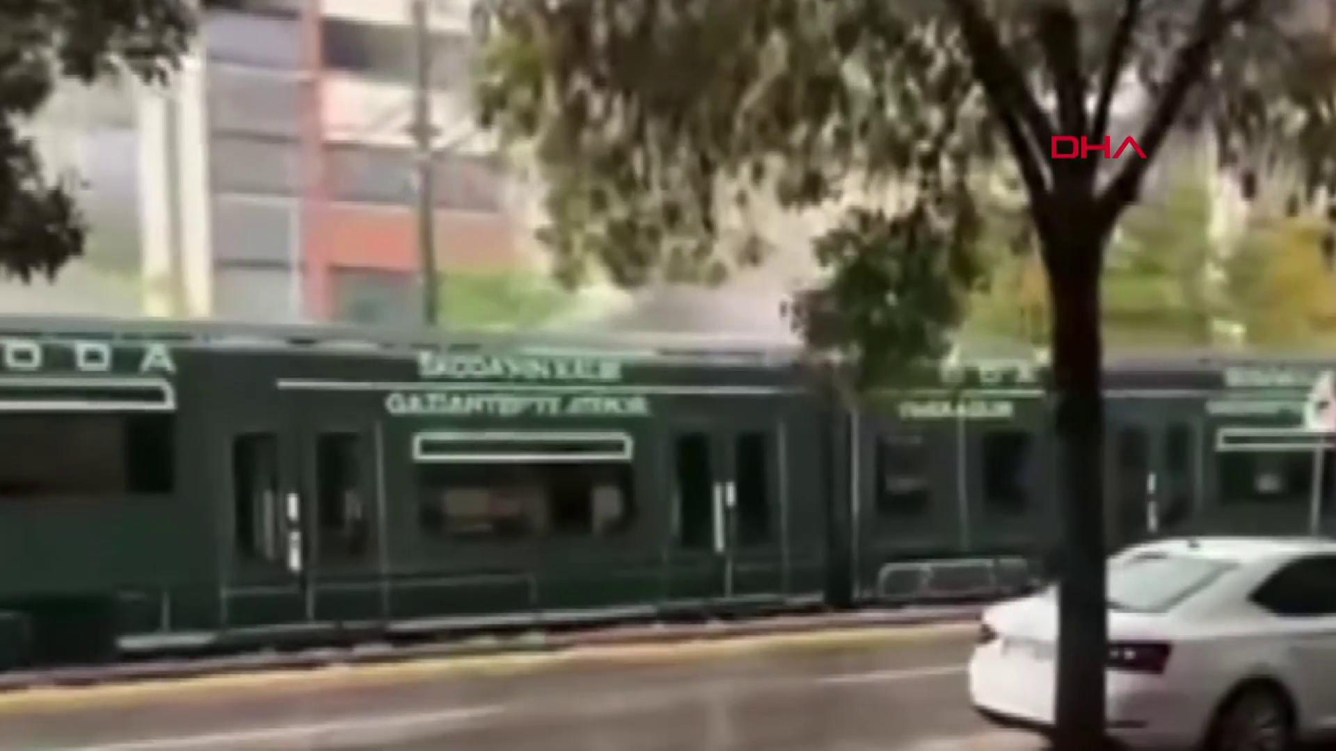 Seyir halindeki tramvaya yıldırım düştü