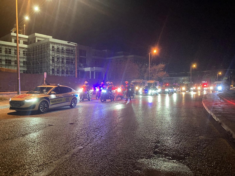 Şehitlerin cenazeleri tören alanına götürüldü