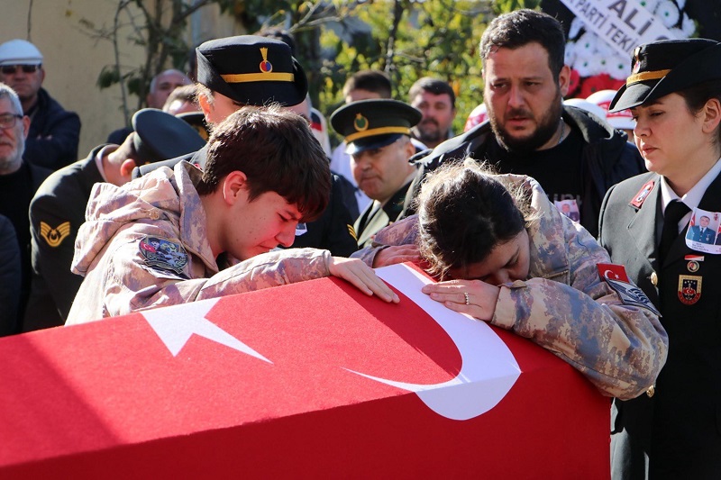 Eşi ve oğlu parkasını giyerek son yolculuğuna uğurladı