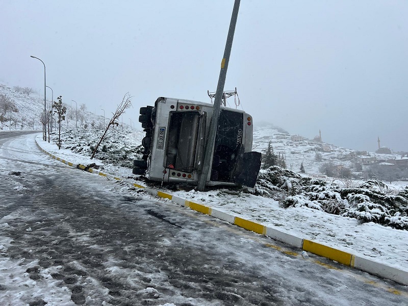 İşçi servis midibüsü devrildi