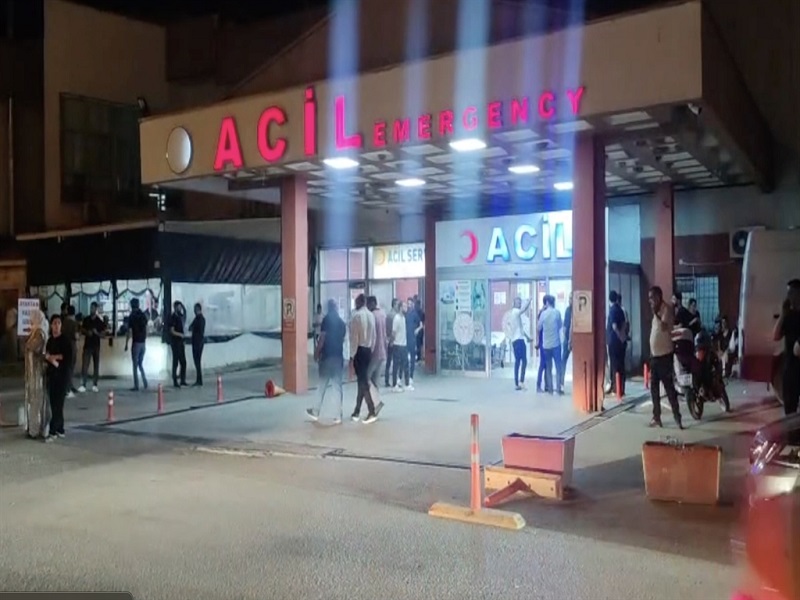 Evinde tartıştığı kişiyi baltayla öldürdü