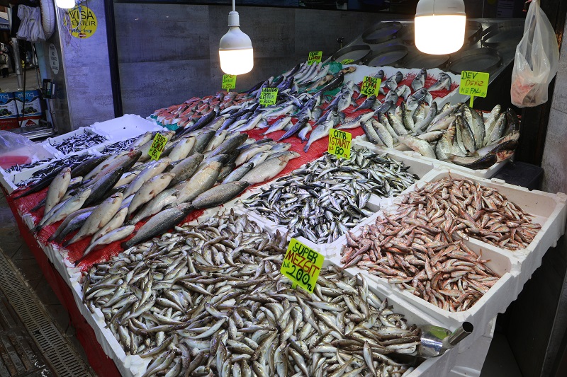 Hava soğudu, balık tezgahları hamsi ile doldu