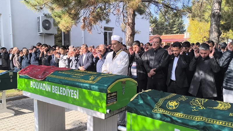 Anne ile 2 çocuğu toprağa verildi