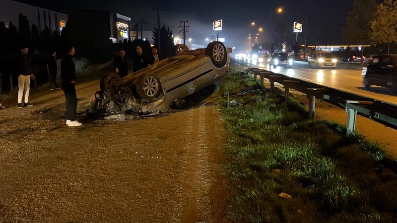 Kontrolden çıkan otomobil ters döndü