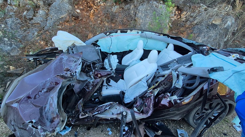 TIR ile çarpışan otomobil demir yığınına döndü