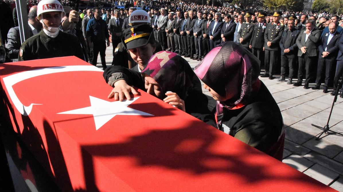 Şehidimize son görev Şehit İstihkam Uzman Onbaşı Akçağlayan son yolculuğuna uğurlandı