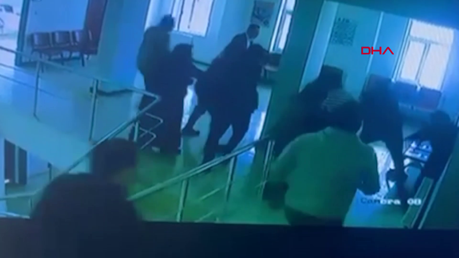 Hasta yakını 2 hemşireyi darbetti