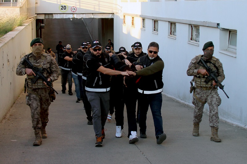 Yurt dışına kaçmaya hazırlanırken yakalandılar