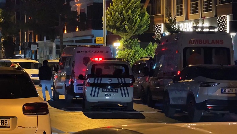 Eşini bıçakla öldürüp intihar etti