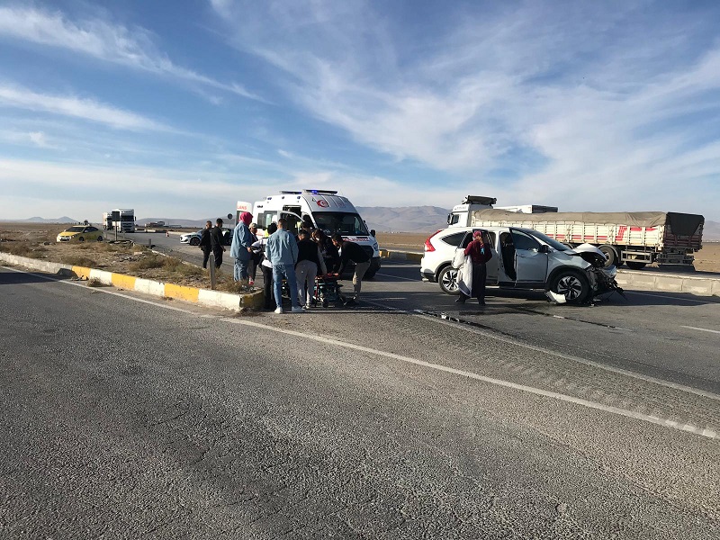 Kamyonet ile otomobil çarpıştı