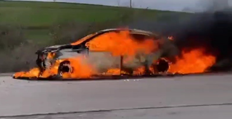 Otomobil seyir sırasında alev aldı