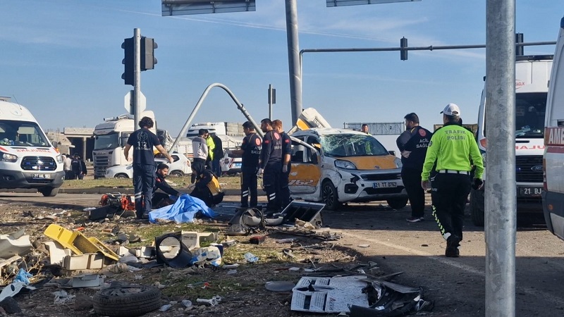 3 aracın karıştığı kazada 2 kişi öldü