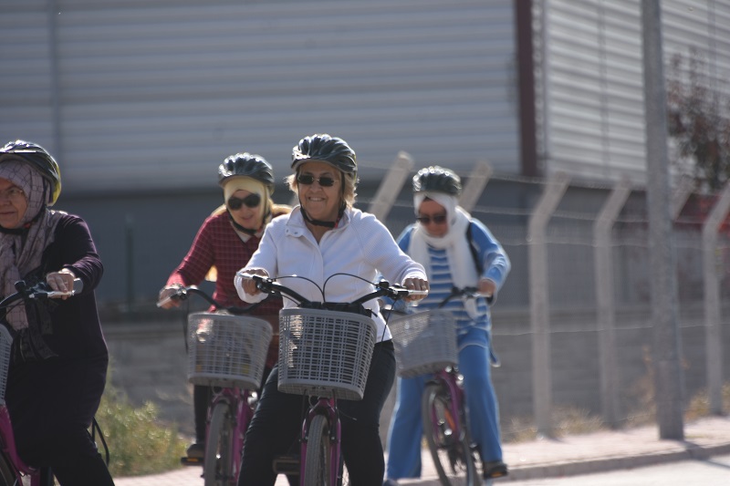 Konyalı kadınlar bisiklet kullanmayı öğreniyor