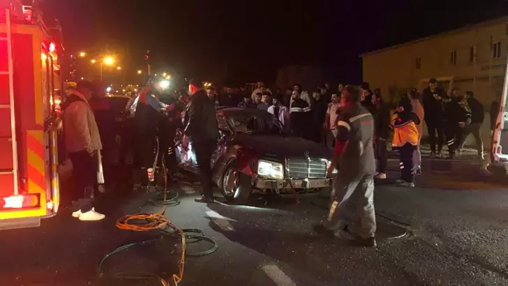 Tur otobüsü ile otomobil çarpıştı