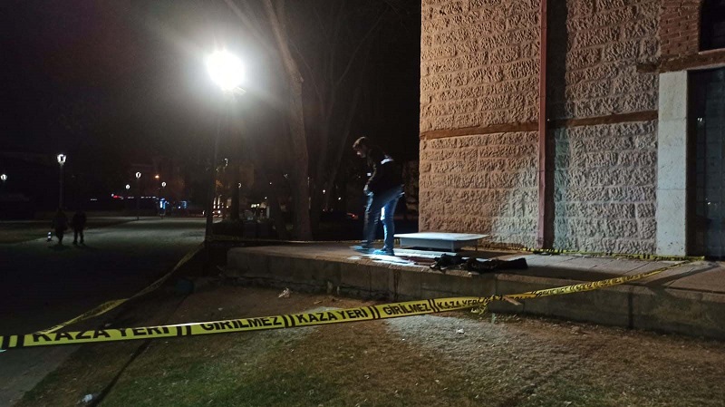 İki grup arasında 'Ne oturuyorsunuz?' kavgası