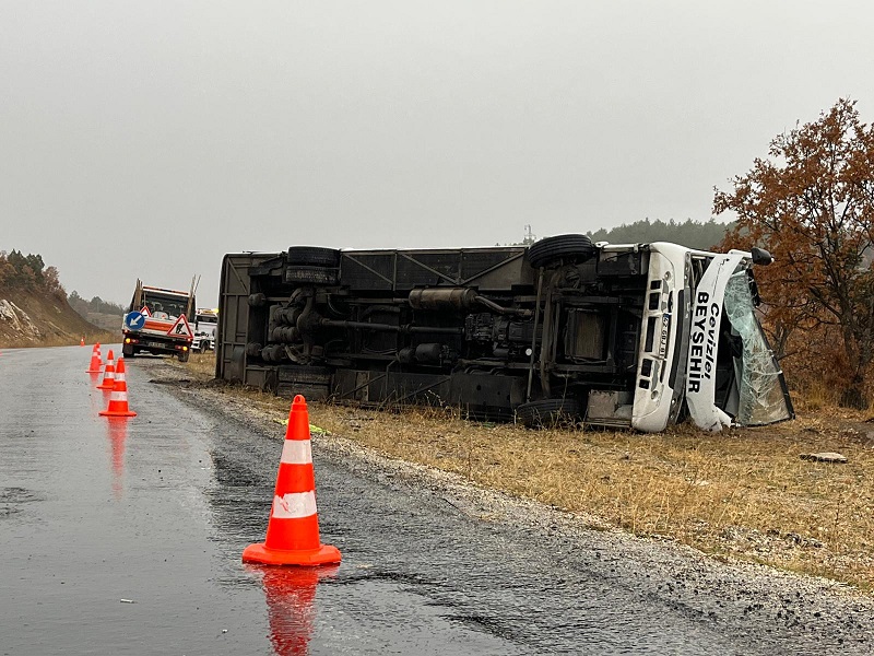 Konya'da okul servisi devrildi