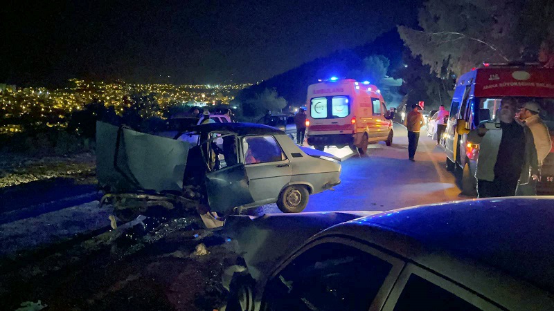 Adana'da otomobiller kafa kafaya çarpıştı