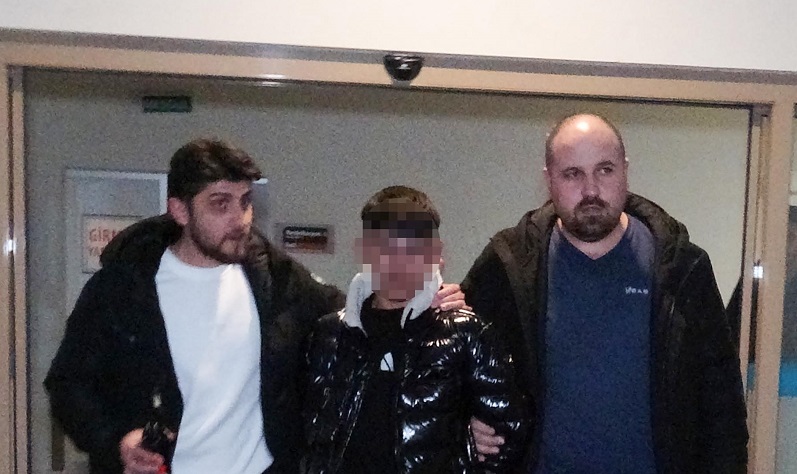 2 kişiyi bıçaklayıp teslim oldu