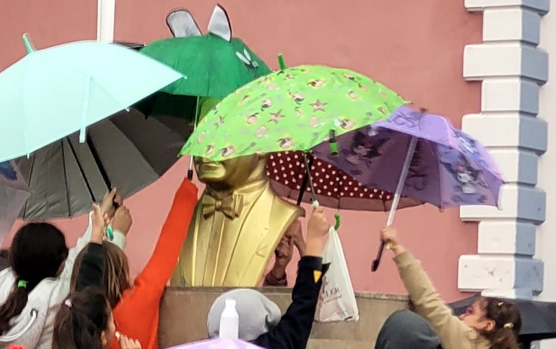 Atatürk büstünü şemsiyeyle korudular