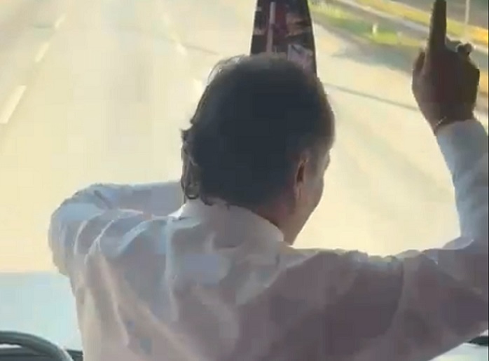 Şoför direksiyonu bırakıp oynadı!