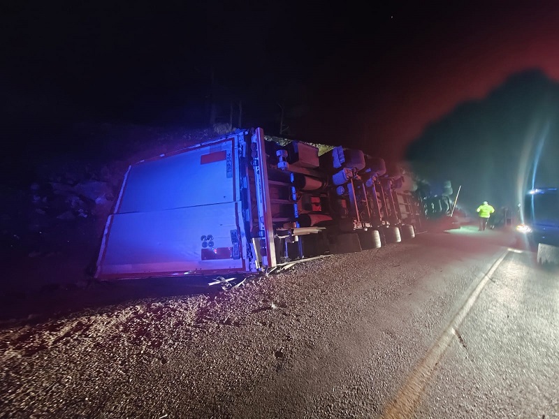 Şarampole devrilen TIR'ın sürücüsü öldü