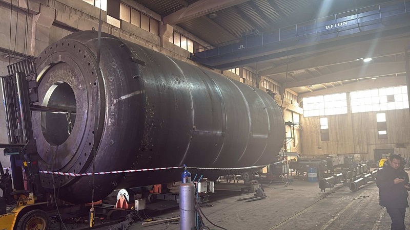 3 tonluk sac levhanın altında kaldılar