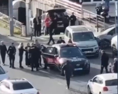 Adliye önünde bıçaklı kavga