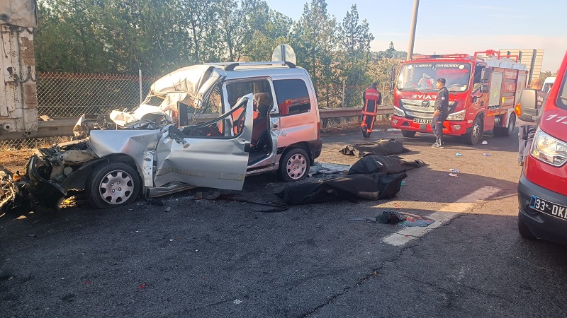 Hafif ticari araç, otoyolda kamyona çarptı